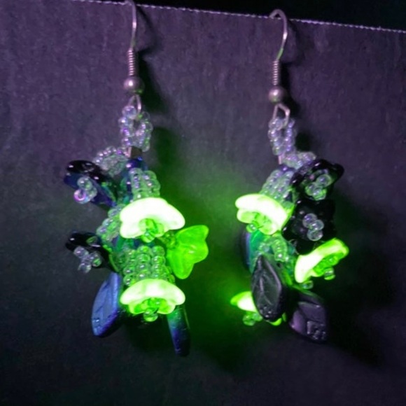 URANIUM Glass Bead Earrings Handmade Iridescent Beads Uranium Glowing Glass - Picture 9 of 10
